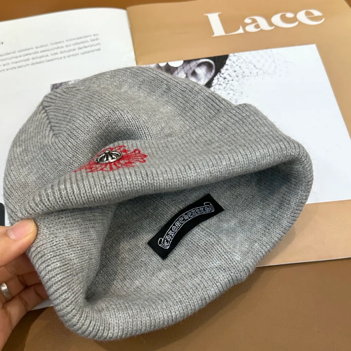 P66 🤍Chrome hearts new autumn and winter embroidered cross knitted hat🧶 One of the must-have hats in autumn and winter~ It really looks good on whoever wears it~, it is also a perfect match in black and white and gray in autumn~